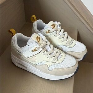 Nike Kids Cream, White & Yellow Lightweight Sneakers